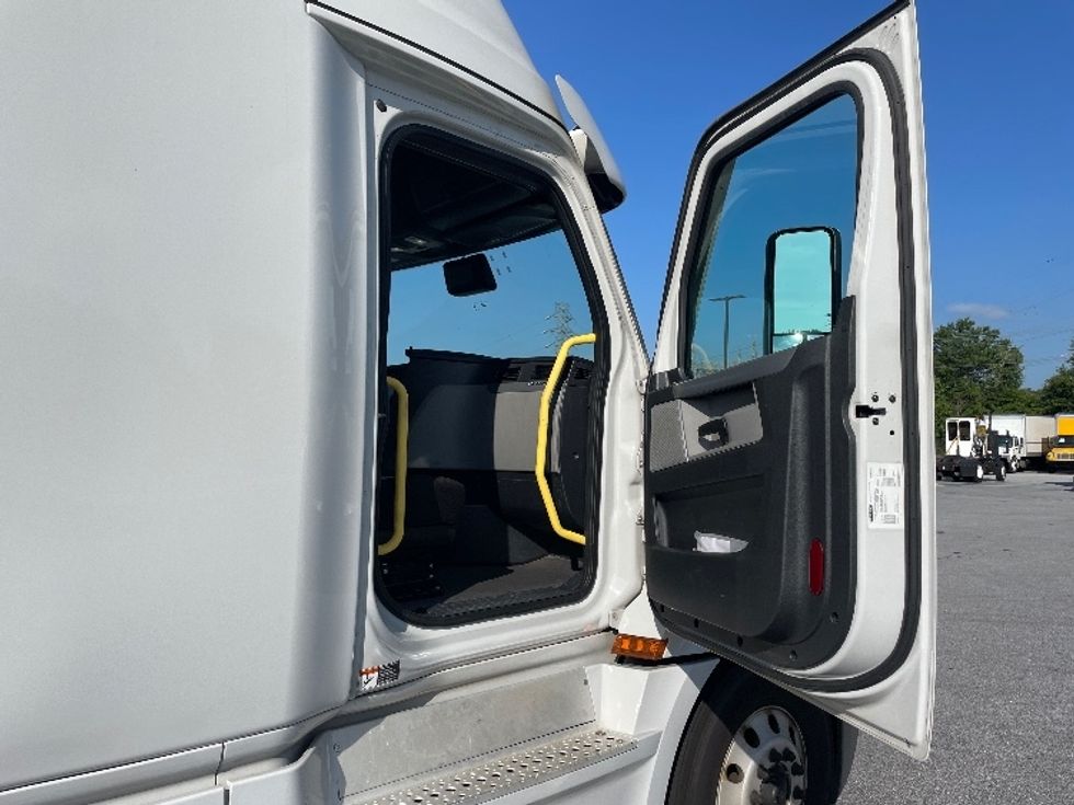 Sleeper Tractor-Heavy Duty Tractors-Freightliner-2021-T12664ST-Greenville-SC-442,903\n\t\tmiles-$ 71,750 - Image 13