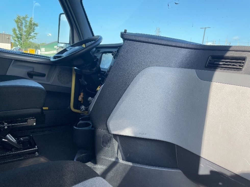 Sleeper Tractor-Heavy Duty Tractors-Freightliner-2021-T12664ST-Greenville-SC-442,903\n\t\tmiles-$ 71,750 - Image 15