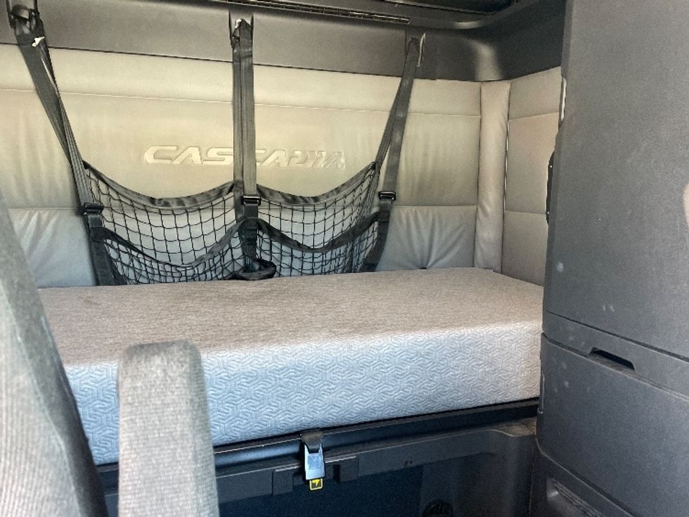 Sleeper Tractor-Heavy Duty Tractors-Freightliner-2021-T12664ST-Greenville-SC-442,903\n\t\tmiles-$ 71,750 - Image 16