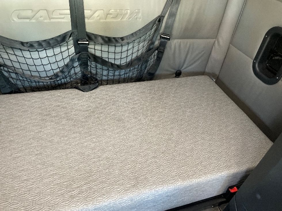 Sleeper Tractor-Heavy Duty Tractors-Freightliner-2021-T12664ST-Greenville-SC-442,903\n\t\tmiles-$ 71,750 - Image 17