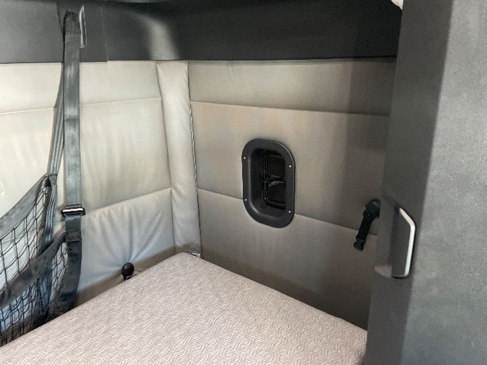 Sleeper Tractor-Heavy Duty Tractors-Freightliner-2021-T12664ST-Greenville-SC-442,903\n\t\tmiles-$ 71,750 - Image 18