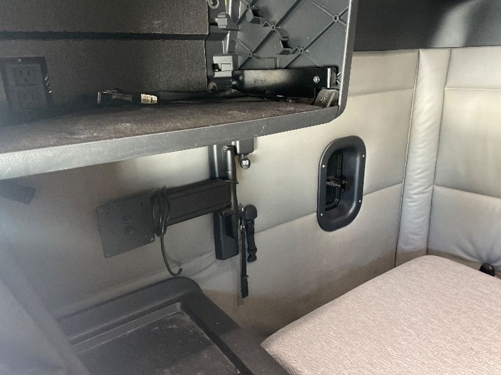 Sleeper Tractor-Heavy Duty Tractors-Freightliner-2021-T12664ST-Greenville-SC-442,903\n\t\tmiles-$ 71,750 - Image 19