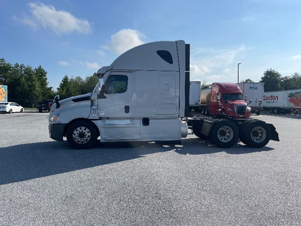 Sleeper Tractor-Heavy Duty Tractors-Freightliner-2021-T12664ST-Greenville-SC-442,903\n\t\tmiles-$ 71,750 - Image 4