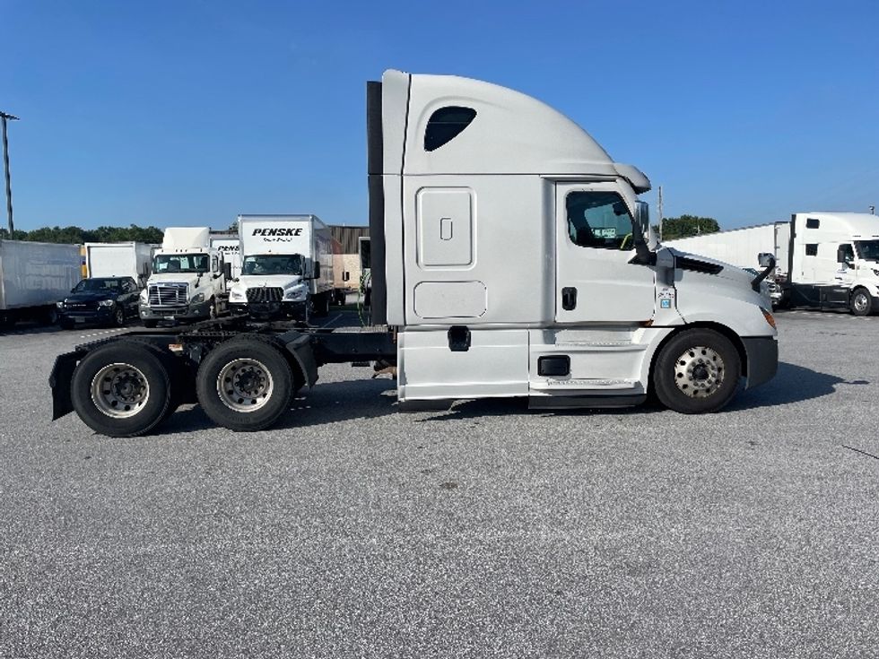 Sleeper Tractor-Heavy Duty Tractors-Freightliner-2021-T12664ST-Greenville-SC-442,903\n\t\tmiles-$ 71,750 - Image 8