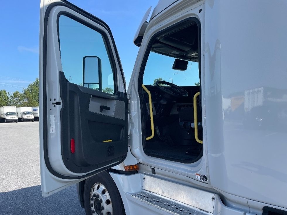 Sleeper Tractor-Heavy Duty Tractors-Freightliner-2021-T12664ST-Greenville-SC-442,903\n\t\tmiles-$ 71,750 - Image 9