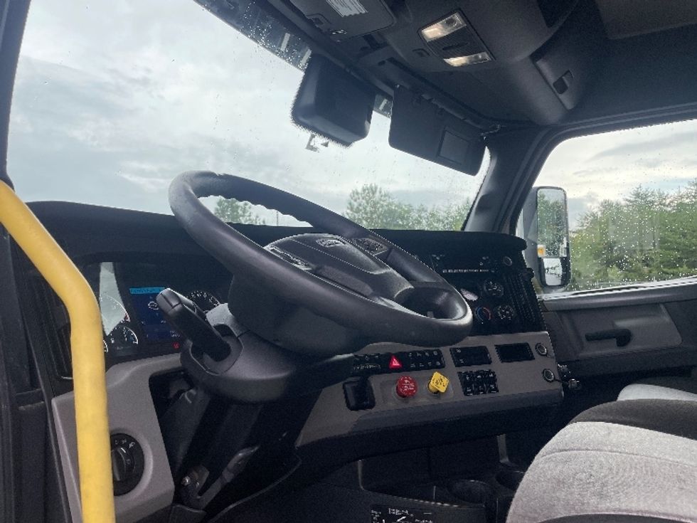 Sleeper Tractor-Heavy Duty Tractors-Freightliner-2021-T12664ST-Greenville-SC-485,597\n\t\tmiles-$ 66,750 - Image 10