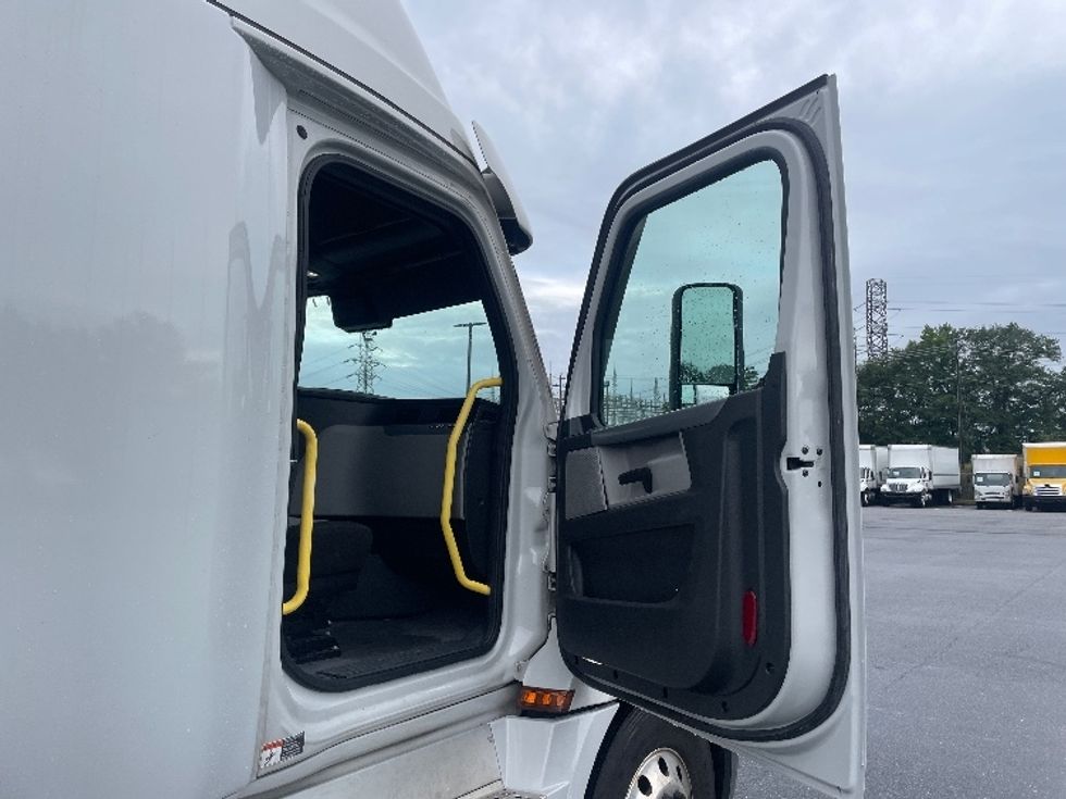 Sleeper Tractor-Heavy Duty Tractors-Freightliner-2021-T12664ST-Greenville-SC-485,597\n\t\tmiles-$ 66,750 - Image 13