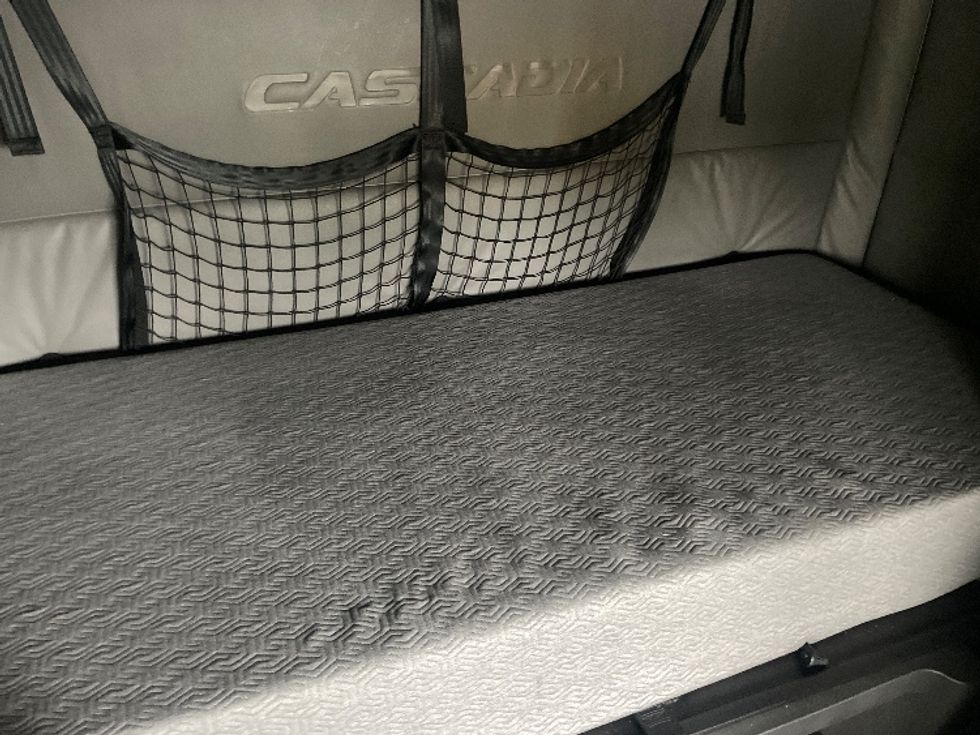 Sleeper Tractor-Heavy Duty Tractors-Freightliner-2021-T12664ST-Greenville-SC-485,597\n\t\tmiles-$ 66,750 - Image 17