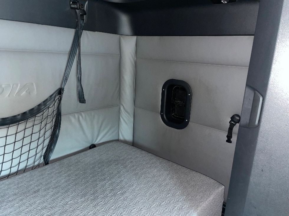 Sleeper Tractor-Heavy Duty Tractors-Freightliner-2021-T12664ST-Greenville-SC-485,597\n\t\tmiles-$ 66,750 - Image 18