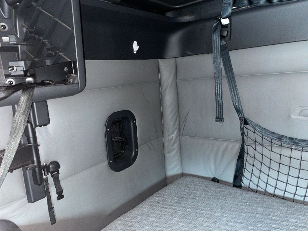 Sleeper Tractor-Heavy Duty Tractors-Freightliner-2021-T12664ST-Greenville-SC-485,597\n\t\tmiles-$ 66,750 - Image 19