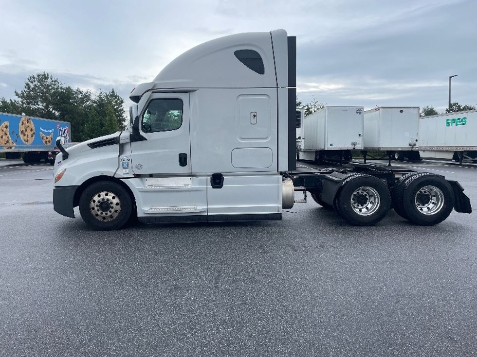 Sleeper Tractor-Heavy Duty Tractors-Freightliner-2021-T12664ST-Greenville-SC-485,597\n\t\tmiles-$ 66,750 - Image 4