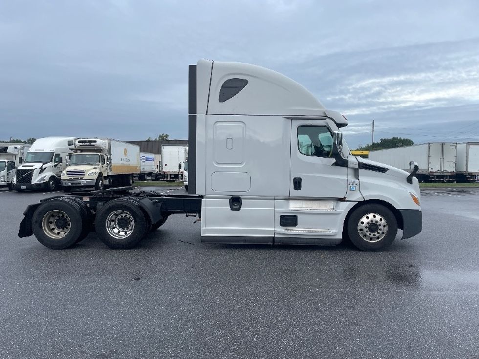 Sleeper Tractor-Heavy Duty Tractors-Freightliner-2021-T12664ST-Greenville-SC-485,597\n\t\tmiles-$ 66,750 - Image 8