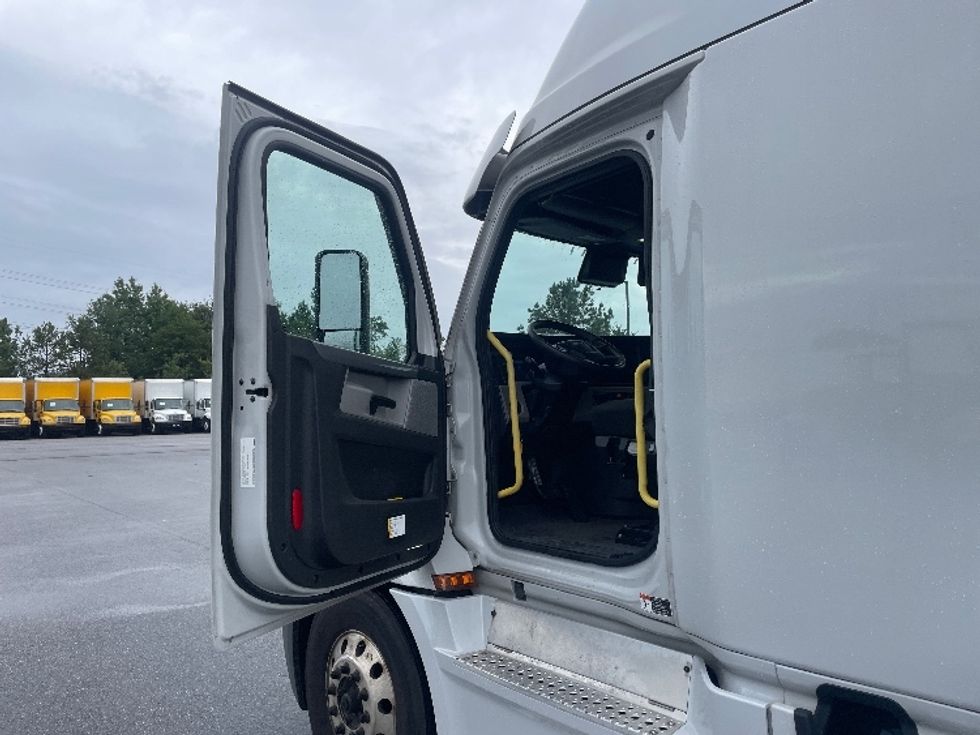 Sleeper Tractor-Heavy Duty Tractors-Freightliner-2021-T12664ST-Greenville-SC-485,597\n\t\tmiles-$ 66,750 - Image 9