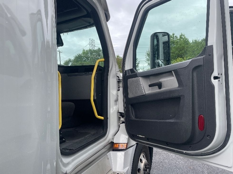 Sleeper Tractor-Heavy Duty Tractors-Freightliner-2021-T12664ST-Greenville-SC-491,353\n\t\tmiles-$ 66,250 - Image 13