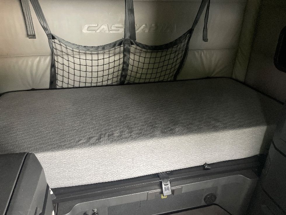 Sleeper Tractor-Heavy Duty Tractors-Freightliner-2021-T12664ST-Greenville-SC-491,353\n\t\tmiles-$ 66,250 - Image 16