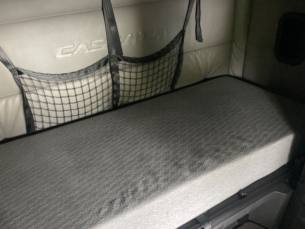 Sleeper Tractor-Heavy Duty Tractors-Freightliner-2021-T12664ST-Greenville-SC-491,353\n\t\tmiles-$ 66,250 - Image 17