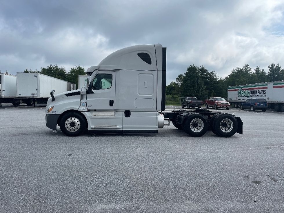 Sleeper Tractor-Heavy Duty Tractors-Freightliner-2021-T12664ST-Greenville-SC-491,353\n\t\tmiles-$ 66,250 - Image 4
