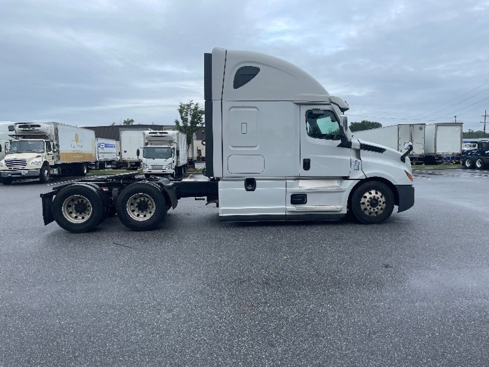 Sleeper Tractor-Heavy Duty Tractors-Freightliner-2021-T12664ST-Greenville-SC-491,353\n\t\tmiles-$ 66,250 - Image 8