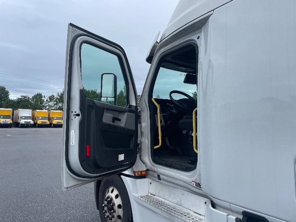 Sleeper Tractor-Heavy Duty Tractors-Freightliner-2021-T12664ST-Greenville-SC-491,353\n\t\tmiles-$ 66,250 - Image 9