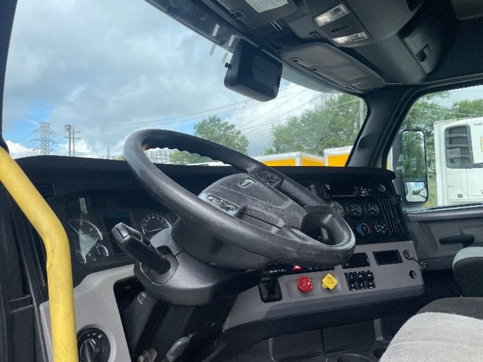 Sleeper Tractor-Heavy Duty Tractors-Freightliner-2021-T12664ST-Greenville-SC-526,888\n\t\tmiles-$ 64,500 - Image 10