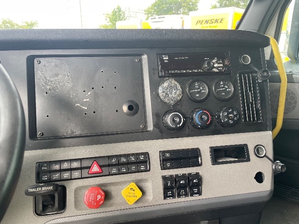 Sleeper Tractor-Heavy Duty Tractors-Freightliner-2021-T12664ST-Greenville-SC-526,888\n\t\tmiles-$ 64,500 - Image 12