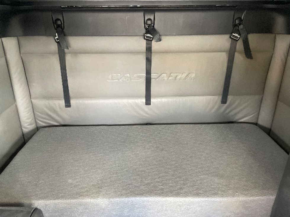 Sleeper Tractor-Heavy Duty Tractors-Freightliner-2021-T12664ST-Greenville-SC-526,888\n\t\tmiles-$ 64,500 - Image 16