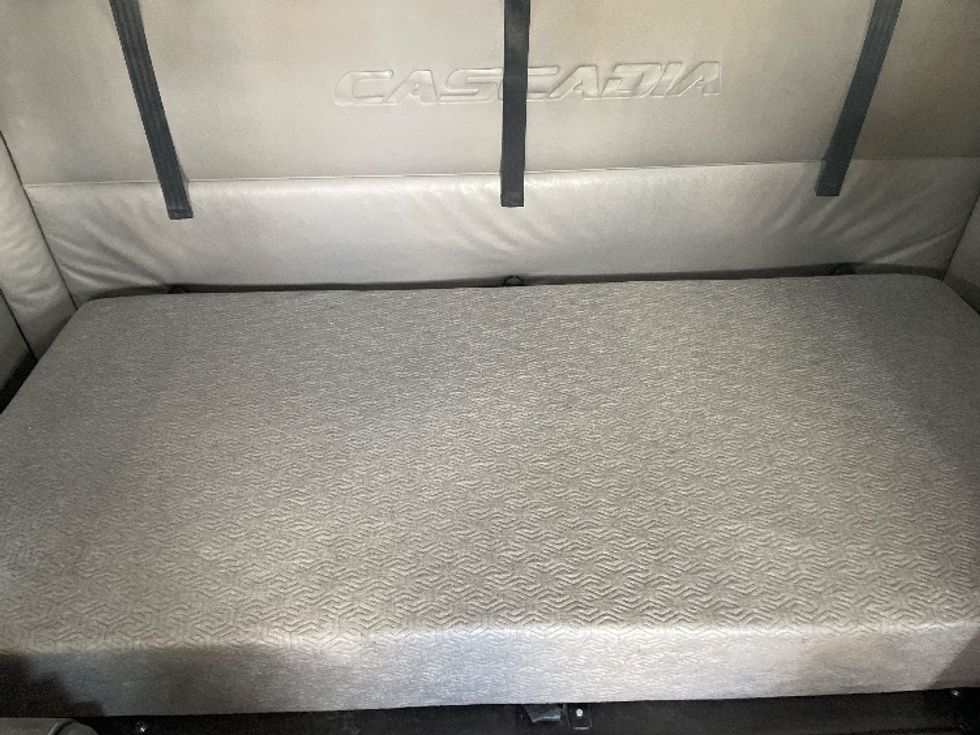 Sleeper Tractor-Heavy Duty Tractors-Freightliner-2021-T12664ST-Greenville-SC-526,888\n\t\tmiles-$ 64,500 - Image 17