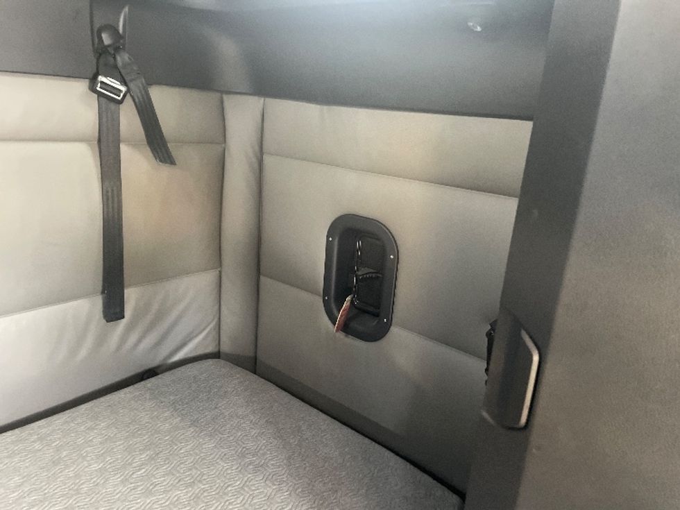 Sleeper Tractor-Heavy Duty Tractors-Freightliner-2021-T12664ST-Greenville-SC-526,888\n\t\tmiles-$ 64,500 - Image 18