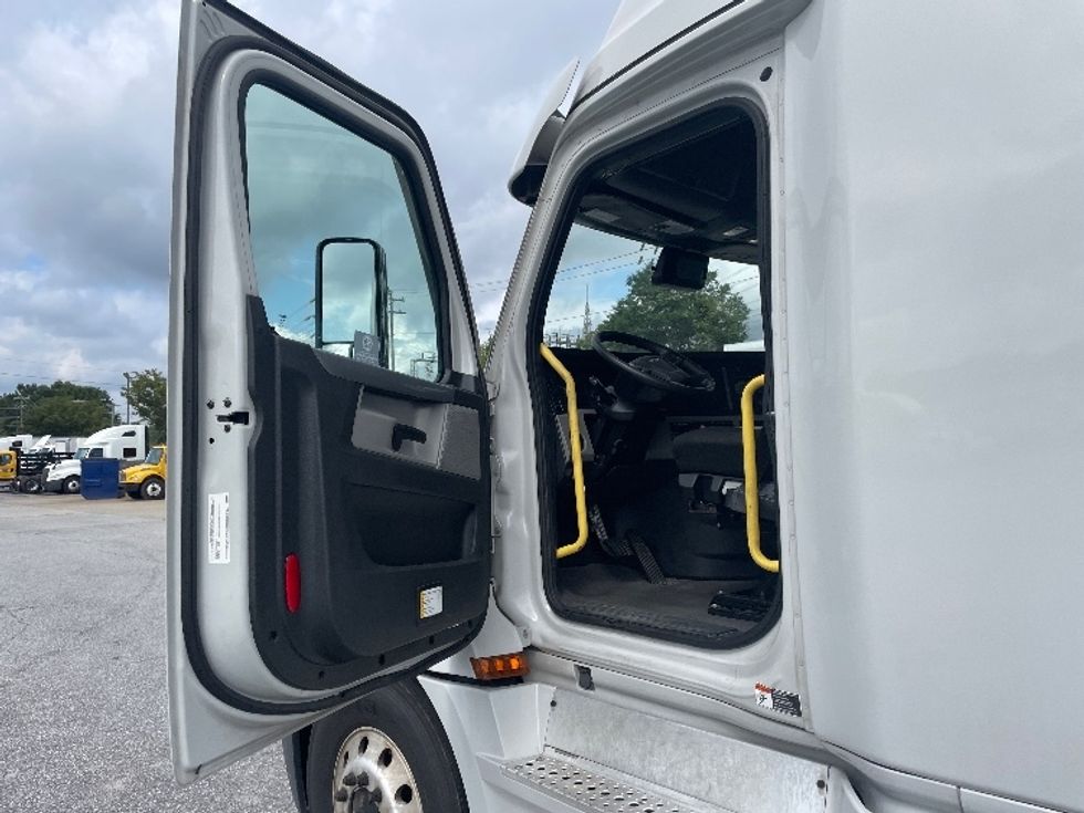 Sleeper Tractor-Heavy Duty Tractors-Freightliner-2021-T12664ST-Greenville-SC-526,888\n\t\tmiles-$ 64,500 - Image 9