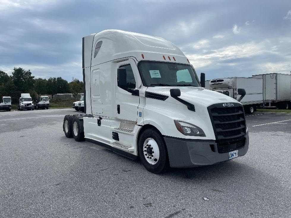 Sleeper Tractor-Heavy Duty Tractors-Freightliner-2021-T12664ST-Greenville-SC-595,092\n\t\tmiles-$ 56,500 - Image 1