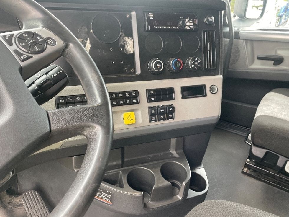 Sleeper Tractor-Heavy Duty Tractors-Freightliner-2021-T12664ST-Greenville-SC-595,092\n\t\tmiles-$ 56,500 - Image 12