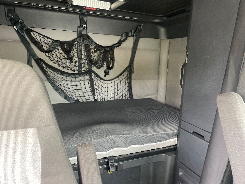 Sleeper Tractor-Heavy Duty Tractors-Freightliner-2021-T12664ST-Greenville-SC-595,092\n\t\tmiles-$ 56,500 - Image 16