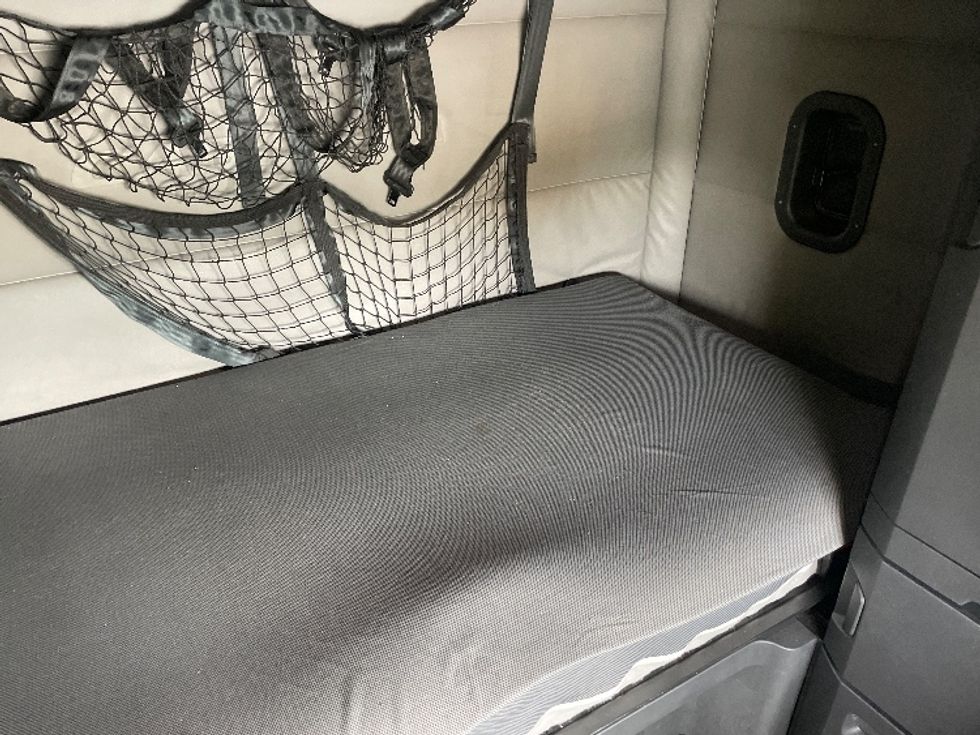 Sleeper Tractor-Heavy Duty Tractors-Freightliner-2021-T12664ST-Greenville-SC-595,092\n\t\tmiles-$ 56,500 - Image 17