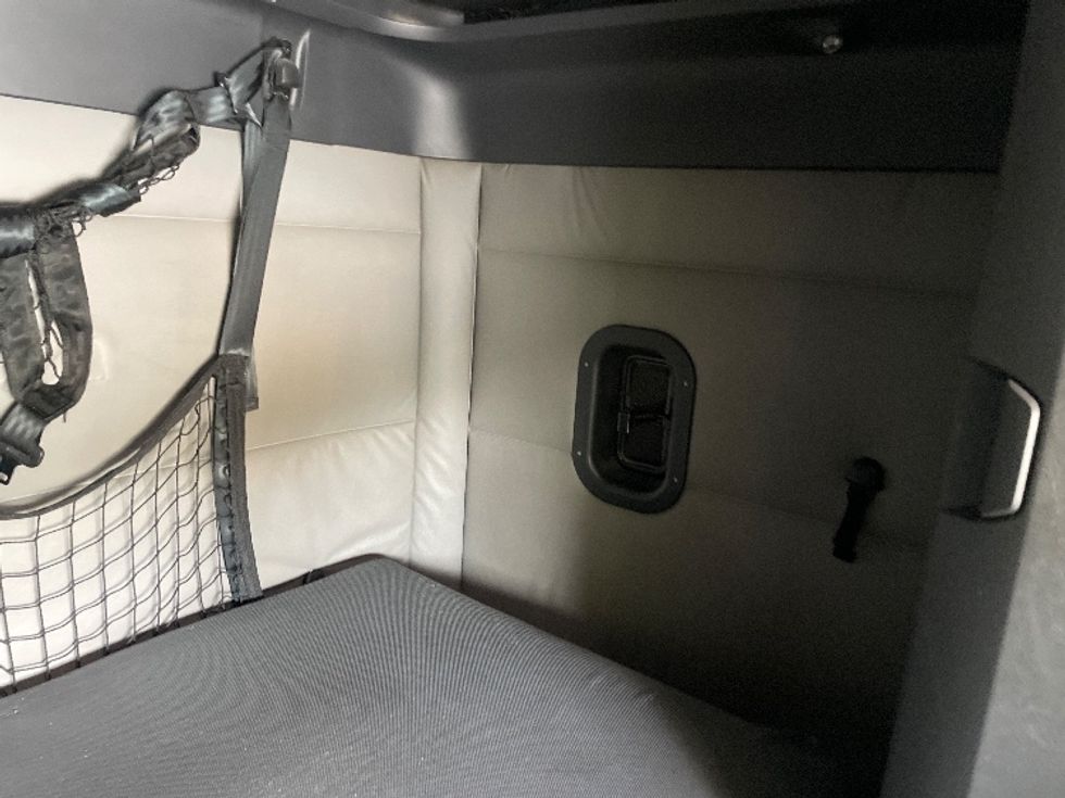 Sleeper Tractor-Heavy Duty Tractors-Freightliner-2021-T12664ST-Greenville-SC-595,092\n\t\tmiles-$ 56,500 - Image 18