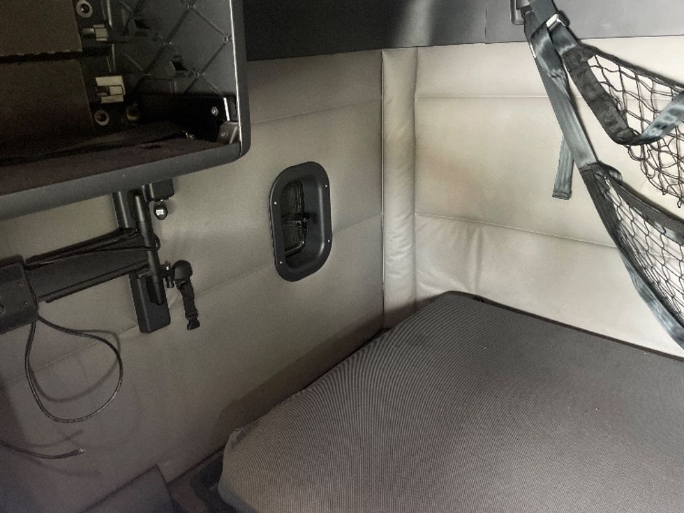 Sleeper Tractor-Heavy Duty Tractors-Freightliner-2021-T12664ST-Greenville-SC-595,092\n\t\tmiles-$ 56,500 - Image 19