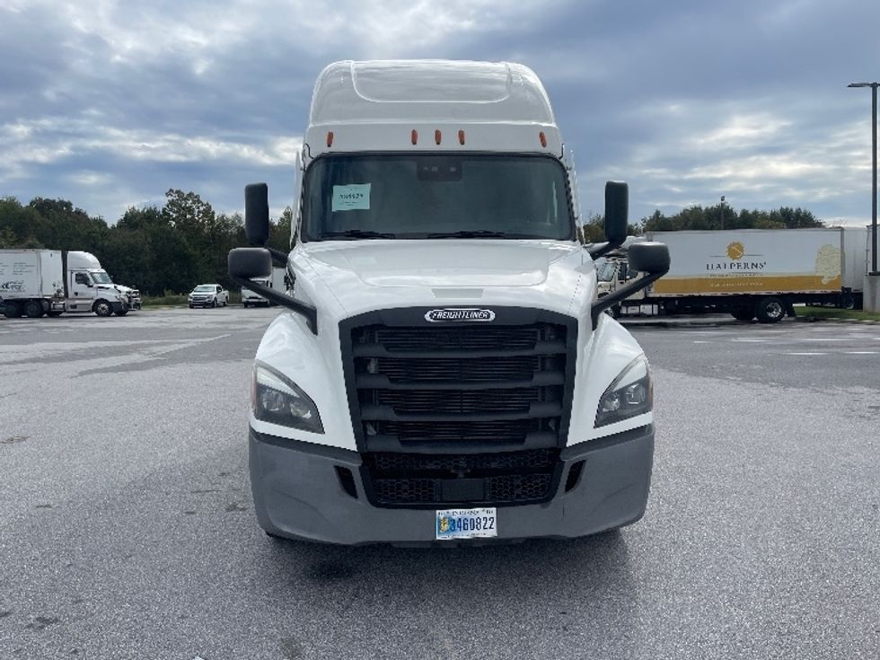 2021 Freightliner Cascadia 126" Sleeper Cab photo 2