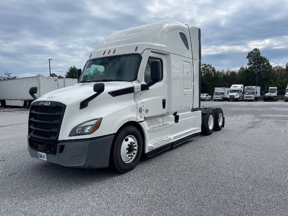 2021 Freightliner Cascadia 126" Sleeper Cab photo 3