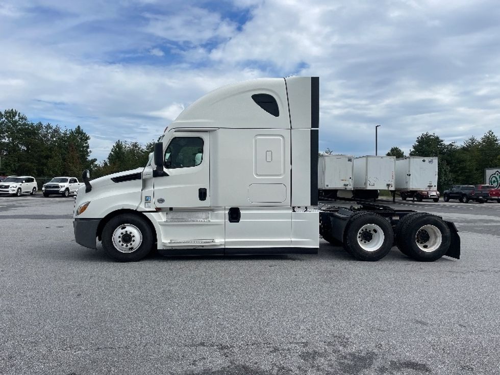 2021 Freightliner Cascadia 126" Sleeper Cab photo 4