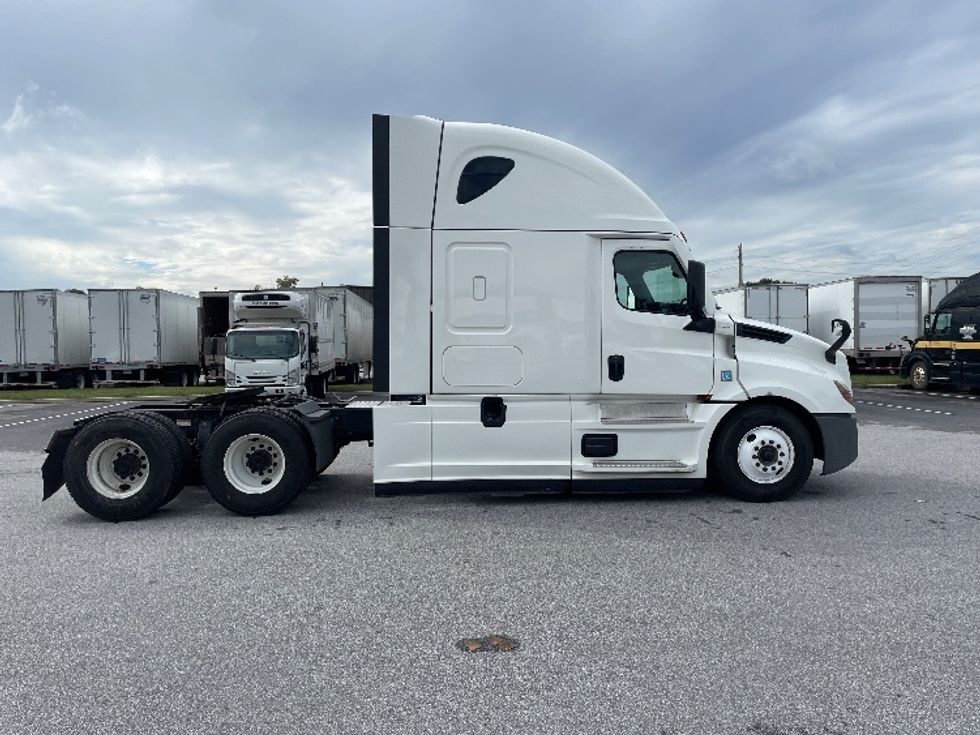 Sleeper Tractor-Heavy Duty Tractors-Freightliner-2021-T12664ST-Greenville-SC-595,092\n\t\tmiles-$ 56,500 - Image 8