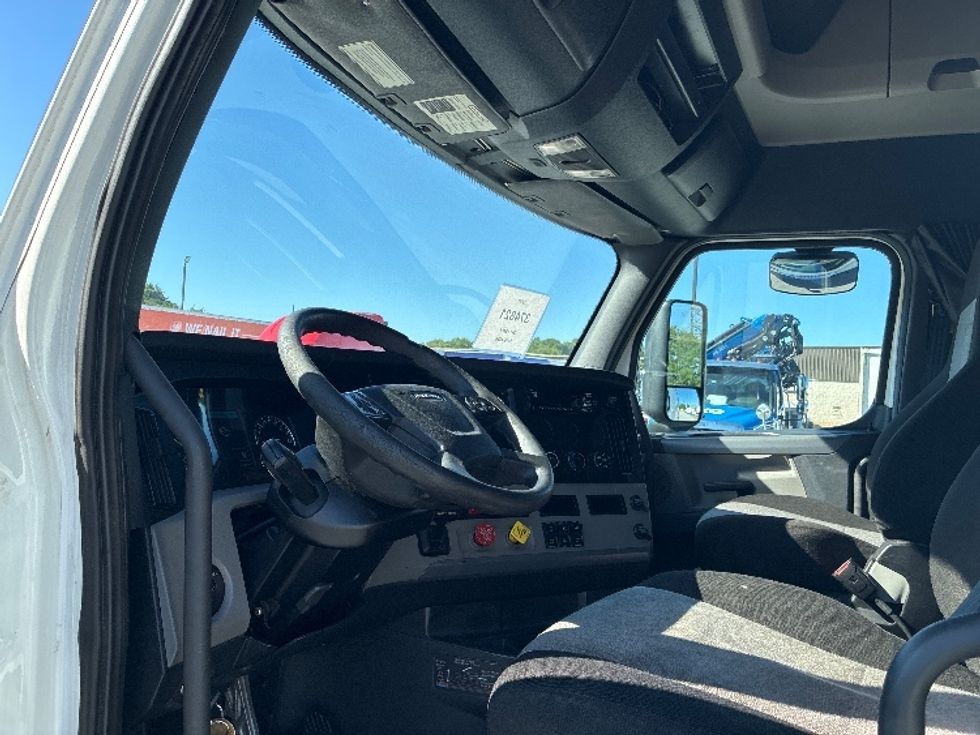 Sleeper Tractor-Heavy Duty Tractors-Freightliner-2021-T12664ST-Greenville-SC-627,647\n\t\tmiles-$ 51,250 - Image 10