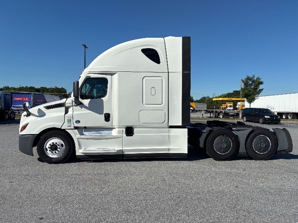 Sleeper Tractor-Heavy Duty Tractors-Freightliner-2021-T12664ST-Greenville-SC-627,647\n\t\tmiles-$ 51,250 - Image 4