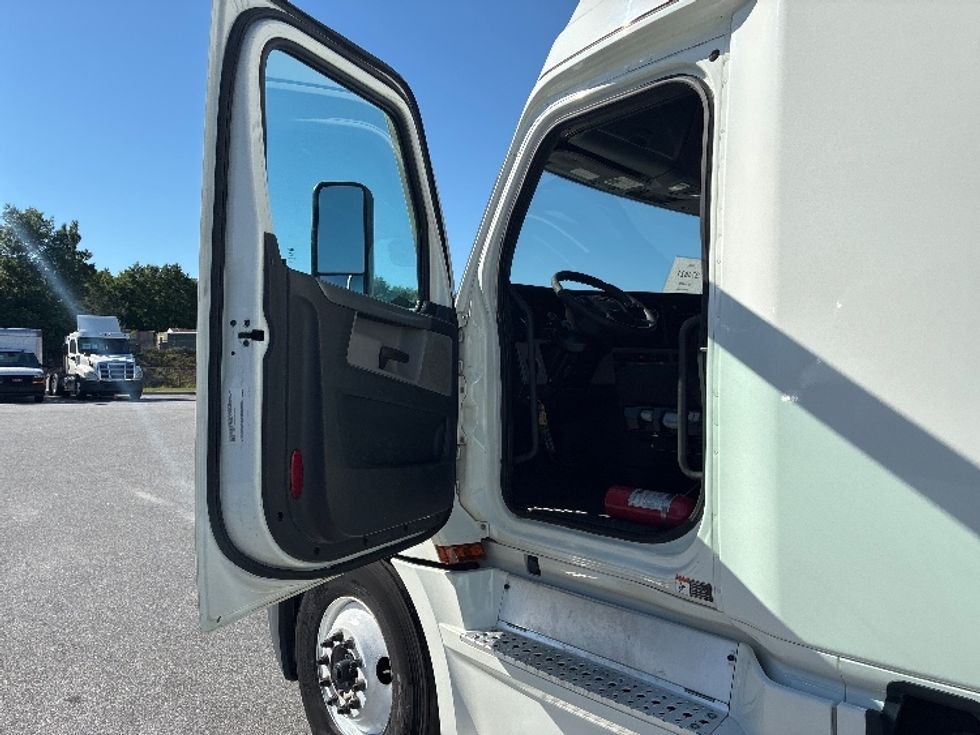 Sleeper Tractor-Heavy Duty Tractors-Freightliner-2021-T12664ST-Greenville-SC-627,647\n\t\tmiles-$ 51,250 - Image 9