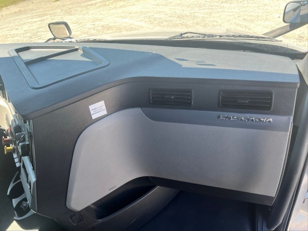 Sleeper Tractor-Heavy Duty Tractors-Freightliner-2021-T12664ST-Gulfport-MS-416,927\n\t\tmiles-$ 75,250 - Image 14