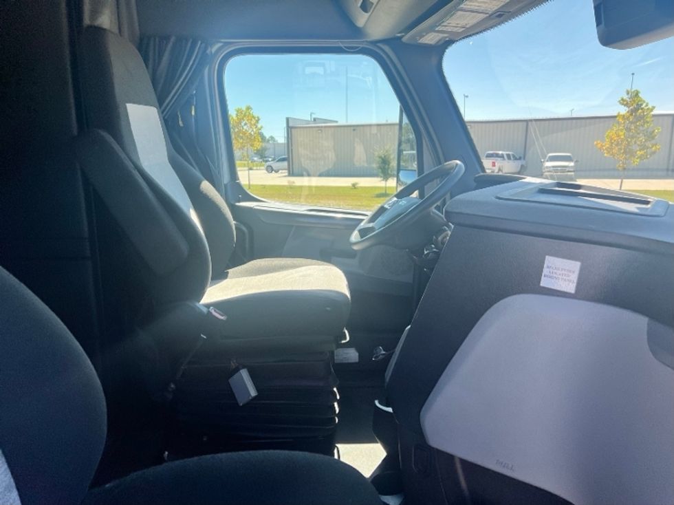 Sleeper Tractor-Heavy Duty Tractors-Freightliner-2021-T12664ST-Gulfport-MS-416,927\n\t\tmiles-$ 75,250 - Image 15