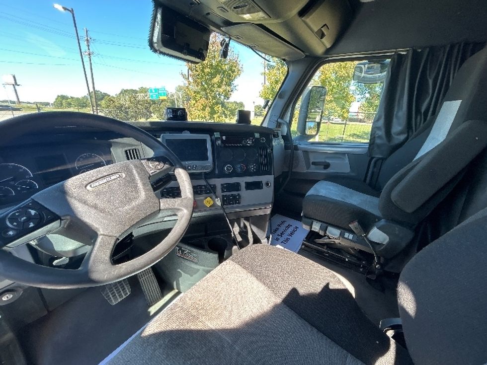 Sleeper Tractor-Heavy Duty Tractors-Freightliner-2021-T12664ST-Hammond-LA-382,128\n\t\tmiles-$ 79,000 - Image 10