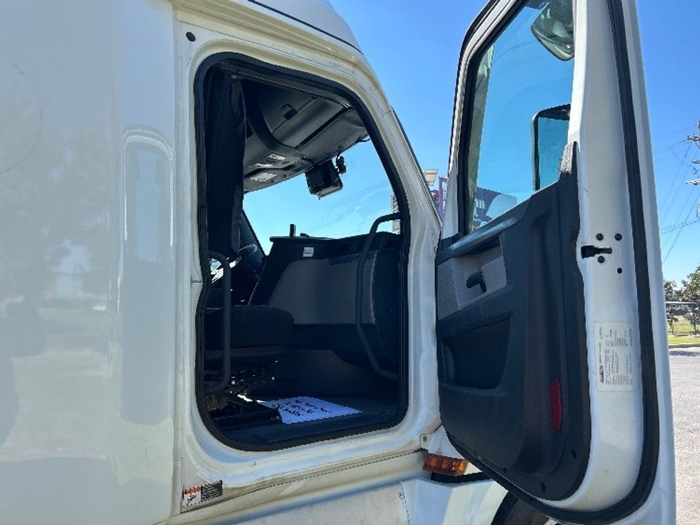 Sleeper Tractor-Heavy Duty Tractors-Freightliner-2021-T12664ST-Hammond-LA-382,128\n\t\tmiles-$ 79,000 - Image 13