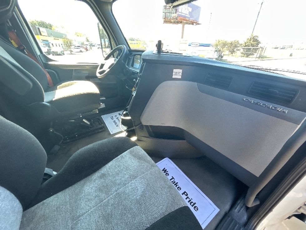 Sleeper Tractor-Heavy Duty Tractors-Freightliner-2021-T12664ST-Hammond-LA-382,128\n\t\tmiles-$ 79,000 - Image 15