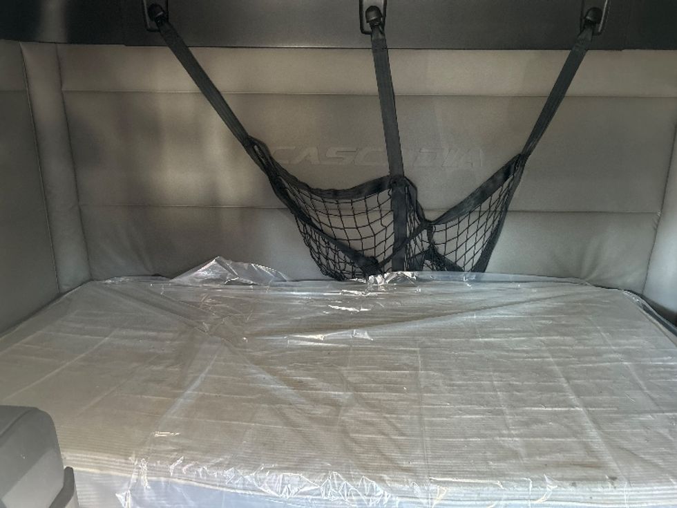 Sleeper Tractor-Heavy Duty Tractors-Freightliner-2021-T12664ST-Hammond-LA-382,128\n\t\tmiles-$ 79,000 - Image 16