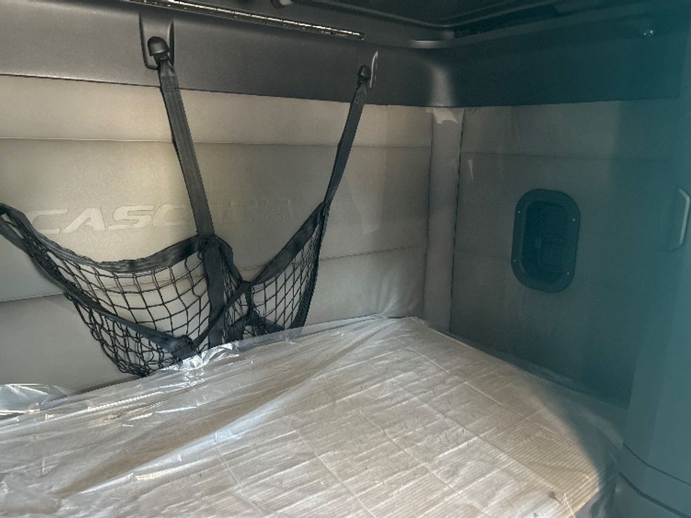 Sleeper Tractor-Heavy Duty Tractors-Freightliner-2021-T12664ST-Hammond-LA-382,128\n\t\tmiles-$ 79,000 - Image 17