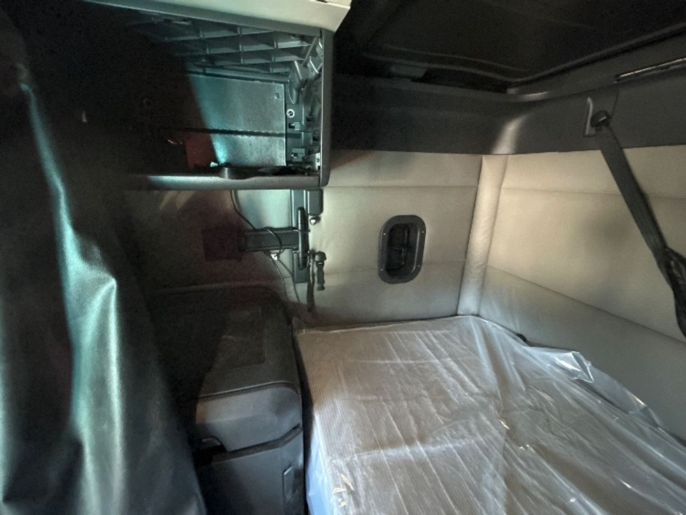 Sleeper Tractor-Heavy Duty Tractors-Freightliner-2021-T12664ST-Hammond-LA-382,128\n\t\tmiles-$ 79,000 - Image 19